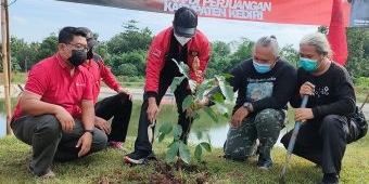 Gandeng ARPL, PDI Perjuangan Kediri Tanam Pohon di Area Pembangunan Bandara Kediri