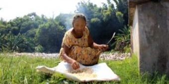 Nenek Sebatang Kara Penjaga Makam di Nganjuk tak Dapat Jatah Dana PSKS