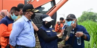 Mitigasi Bencana, Bupati Ikfina Pimpin Pengerukan Eceng Gondok di Sungai Balongkrai