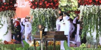 HUT ke-75 RI, Gedung Grahadi Berbunga, Khofifah: Kita Perang Melawan Virus Tak Kasat Mata