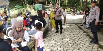 Polisi di Ngawi Jaga Tempat Wisata saat Libur Panjang