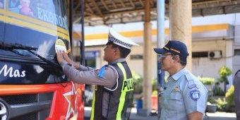Satlantas Polres Gresik Ramp Check Bus dan Tes Urine Sopir di Terminal Bunder