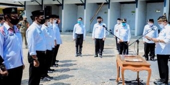 7 Pejabat Pemkab Pamekasan Dilantik di Bawah Terik Matahari Pelataran Makam Pangeran Ronggosukowati