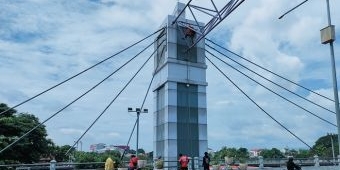 ​Tim Vertical Rescue Kediri Tiba-Tiba Bergelantungan di Jembatan Brawijaya, Tolong Siapa?