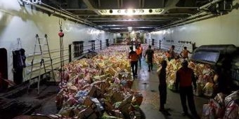 Pakai Kapal Perang, Pemprov Jatim Kirim Bantuan Sembako ke Pulau-Pulau Sumenep