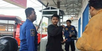 Damkarla Gresik Lakukan Penyelamatan di Ruko Mie Pangsit yang Terkunci dari Dalam