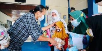 Peduli Anak Yatim dan Dhuafa, ​Stikosa-AWS dan Alumni Bagikan 1.000 Sandal Gratis 