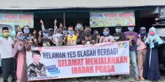 Relawan Yuhronur Efendi Berbagi Takjil untuk Buka Puasa Warga di Jalan