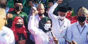 Naik Becak Dikawal Ribuan Massa, ​Pasangan Karsa Daftar ke KPU Lamongan 