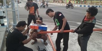 Peduli Keselamatan, Sejumlah Relawan Pacitan Pasang Warning Lamp di Perempatan JLS