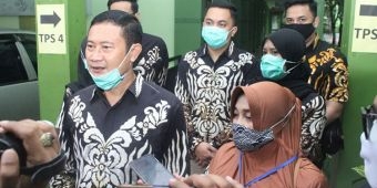 Pilbup Lamongan 2020, Cabup Yuhronur Efendi Bersama Keluarga Nyoblos di TPS 04 Banjarmendalan