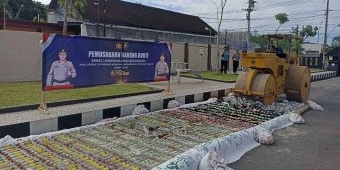 Polres Blitar Musnahkan Ribuan Botol Miras Hasil Operasi Pekat Semeru 2025
