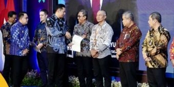 Cegah Terjadinya Pungli, AHY Serahkan Sertifikat Elektronik di Jawa Timur