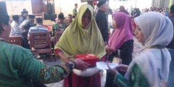 Jelang Lebaran, 495 Warga Desa Jabon Kediri Terima Santunan Beras dari Pengusaha Lokal