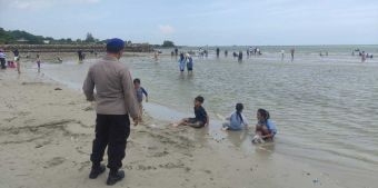 Satpolairud Polres Gresik Perketat Pengamanan Wisata Pantai Dalegan saat Libur Nataru 2025/2026