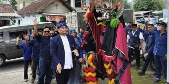 3 Parpol Daftarkan Bacaleg ke KPU Kabupaten Blitar, PDIP Bawa Perkusi, NasDem Usung Barongan