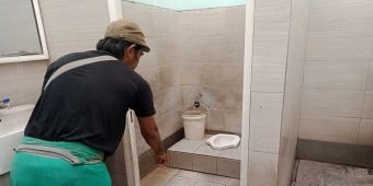 Diduga Sakit Paru-Paru, Pria Tewas di Toilet Taman Bungkul