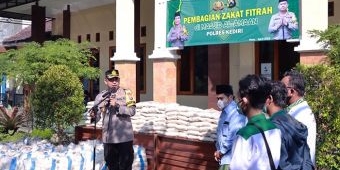 Jelang Idulfitri 1443 H, Polres Kediri Salurkan Zakat Fitrah