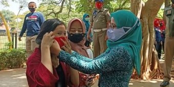 TP PKK Bangkalan Bagikan 2 Ribu Masker di Area Taman Paseban 