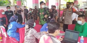 Polsek Krembung Sidoarjo Kawal Vaksinasi di Pura Agung Margo Wening