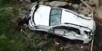 Diduga Rem Blong, Toyota Fortuner Milik Warga Malang Terjun ke Sungai Trembes Probolinggo