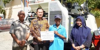 Genjot Produktivitas Padi, Bupati Lamongan Salurkan Combine Harvester