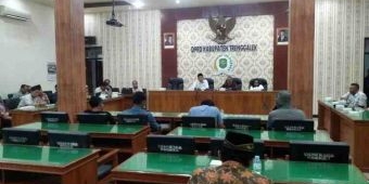 DPRD Trenggalek Janji Kawal Perbaikan Jalan Ngares-Sengon yang  Rusak Parah