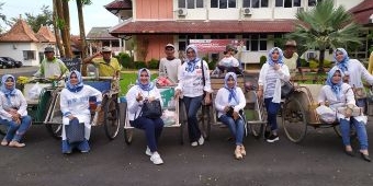 Alumni SMAN 2 Pamekasan Angkatan 1990 Berbagi Paket Sembako untuk Kaum Duafa dan Abang Becak