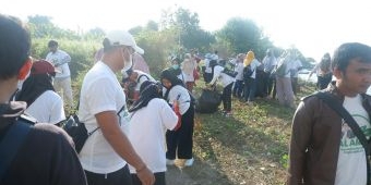 Greenpeace Bangkalan Bersih-Bersih Sampah dan Ilalang di Kaki Suramadu