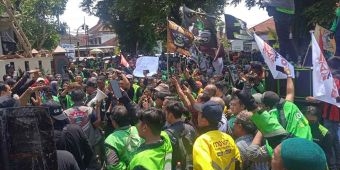 Ribuan Ojol Gruduk Kantor Pemkab Jember