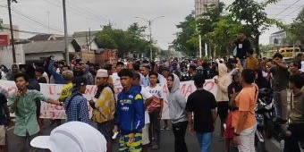 Tuntut PSU dan Hitung Ulang, Ratusan Massa Segel Kantor Bawaslu Pamekasan