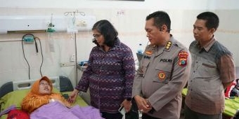 Beri Perhatian dan Dukungan Moral, Pj Wali Kota Kediri Jenguk Petugas Pemilu