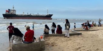 Kapal Tanker Kandas Jadi Daya Tarik Wisata Pantai Panduri Tuban