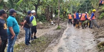 DPUTR Gresik Kerahkan URC Bersihkan Material Longsor dan Banjir Bandang di Bawean