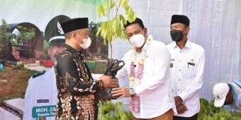 Bangun Desa Wisata Kampung Kelengkeng, Pemdes Simoketawang Sidoarjo Bagikan 500 Bibit ke Warganya