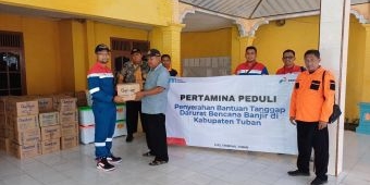 Pertamina FT Tuban Salurkan 100 Unit Kompor untuk Warga Terdampak Banjir di Kenduruan