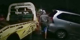 Nyelonong, Mobil Juragan Barang Bekas Tertabrak Kereta Api di Pasuruan