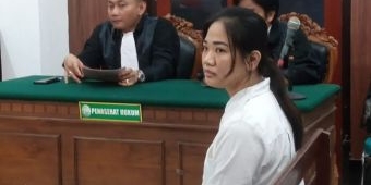 Tipu Bos Rp6,3 Miliar Modus Bisa Ngobrol sama Dewa, Wanita ini Diadili di PN Surabaya