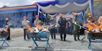 Bea Cukai Juanda Hancurkan 84 iPhone Ilegal Tipe Terbaru Pakai Palu dan Bakar Jutaan Batang Rokok