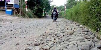 Warga Suro Berharap Jalan Poros Desa yang Rusak segera Diperbaiki