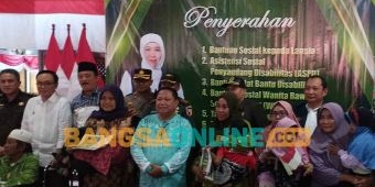 Gubenur Khofifah Salurkan Bansos di Pamekasan