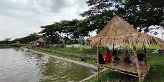 Pesona Wisata Embung Tirto Bonorejo, View-nya Pengeboran Migas Blok Cepu 