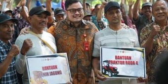 Bupati Kediri Salurkan Bantuan Benih Jagung dan Traktor untuk Petani Ngadiluwih