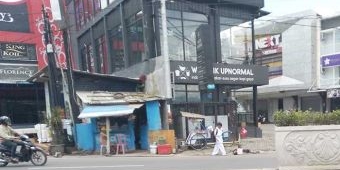 Warunk Upnormal Kota Malang Diduga Salahi Aturan Sempadan Jalan dan Fungsi Parkir