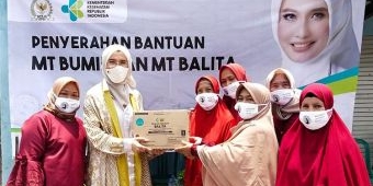 Serahkan Bantuan MT Bumil dan Balita, Arzeti: Perempuan Itu Salah Satu 