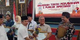Mas Aryan, Penyiar Legendaris dari Bangkalan Terima Penghargaan di Usia 62 Tahun