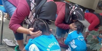 Peringati Hari Ibu, Ratusan Anak PAUD di Jombang Basuh Kaki Ibunda