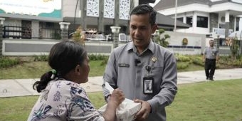 Pererat Silaturahmi, Imigrasi Surabaya Bagikan Takjil ke Masyarakat