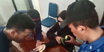 Cincin Tak Bisa di Lepas, Santriwati di Ngawi Datangi Kantor Damkar