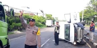 Sopir Diduga Ngantuk, Mobil Wuling Berlogo BGN Terbalik di Babat Lamongan